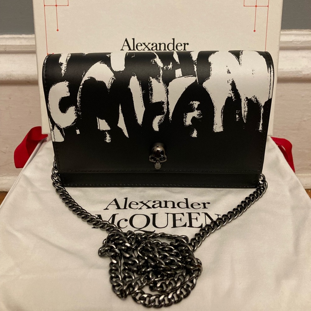 ✨HOST PICK✨BNIB ALEXANDER McQUEEN Small Graffiti Skull Bag in Black & White